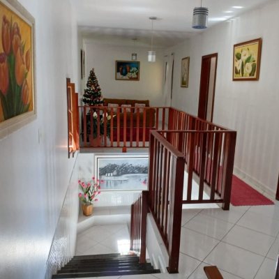 Casa Residencial com 192m², 3 quartos, 1 suíte, 2 garagens, no bairro Forquilhinha em São José