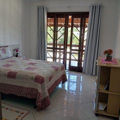 Casa Residencial com 192m², 3 quartos, 1 suíte, 2 garagens, no bairro Forquilhinha em São José