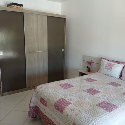 Casa Residencial com 192m², 3 quartos, 1 suíte, 2 garagens, no bairro Forquilhinha em São José