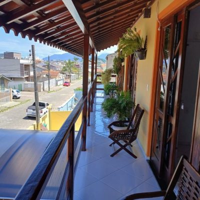 Casa Residencial com 192m², 3 quartos, 1 suíte, 2 garagens, no bairro Forquilhinha em São José