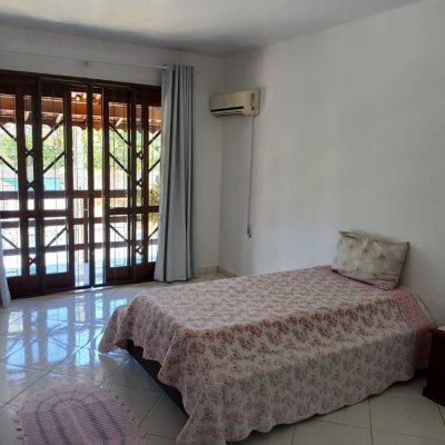 Casa Residencial com 192m², 3 quartos, 1 suíte, 2 garagens, no bairro Forquilhinha em São José