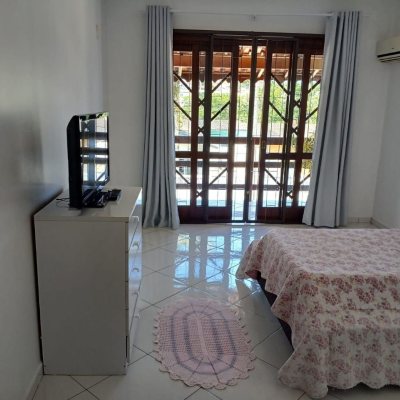 Casa Residencial com 192m², 3 quartos, 1 suíte, 2 garagens, no bairro Forquilhinha em São José