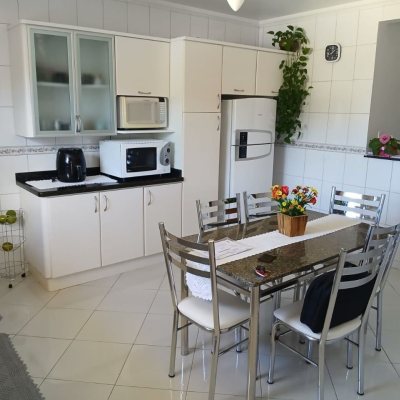 Casa Residencial com 192m², 3 quartos, 1 suíte, 2 garagens, no bairro Forquilhinha em São José