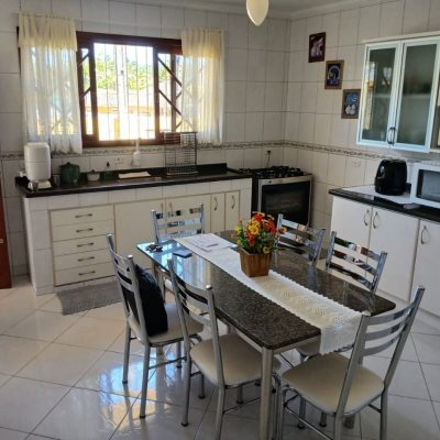 Casa Residencial com 192m², 3 quartos, 1 suíte, 2 garagens, no bairro Forquilhinha em São José