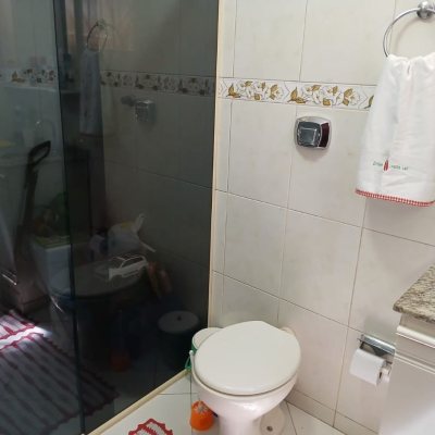 Casa Residencial com 192m², 3 quartos, 1 suíte, 2 garagens, no bairro Forquilhinha em São José