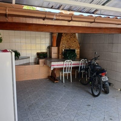 Casa Residencial com 192m², 3 quartos, 1 suíte, 2 garagens, no bairro Forquilhinha em São José