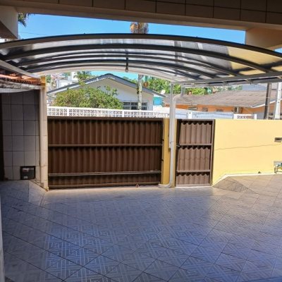 Casa Residencial com 192m², 3 quartos, 1 suíte, 2 garagens, no bairro Forquilhinha em São José