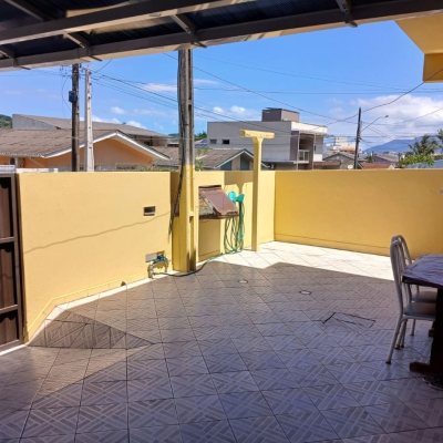Casa Residencial com 192m², 3 quartos, 1 suíte, 2 garagens, no bairro Forquilhinha em São José