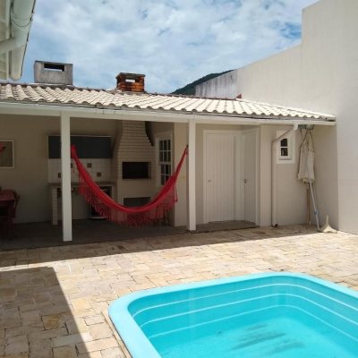 Casa Residencial com 170m², 3 quartos, 1 suíte, 2 garagens, no bairro Itacorubi em Florianópolis