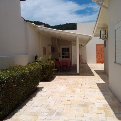 Casa Residencial com 170m², 3 quartos, 1 suíte, 2 garagens, no bairro Itacorubi em Florianópolis