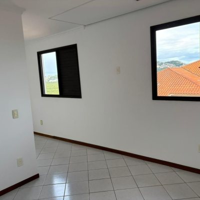 Cobertura com 223m², 3 quartos, 1 suíte, 2 garagens, no bairro João Paulo em Florianópolis