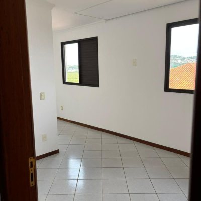 Cobertura com 223m², 3 quartos, 1 suíte, 2 garagens, no bairro João Paulo em Florianópolis