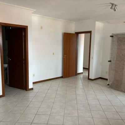 Cobertura com 223m², 3 quartos, 1 suíte, 2 garagens, no bairro João Paulo em Florianópolis
