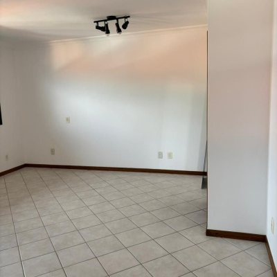Cobertura com 223m², 3 quartos, 1 suíte, 2 garagens, no bairro João Paulo em Florianópolis