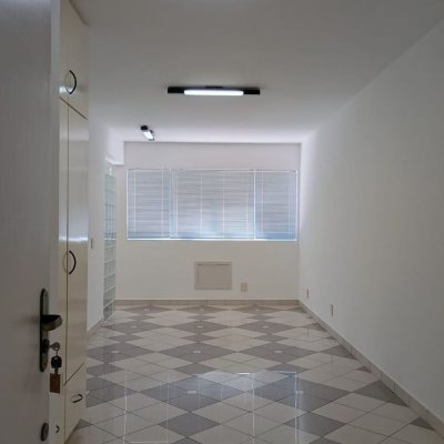 Sala com 29m², no bairro Trindade em Florianópolis