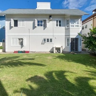 Casa Residencial com 265m², 4 quartos, 2 suítes, 2 garagens, no bairro Campeche em Florianópolis