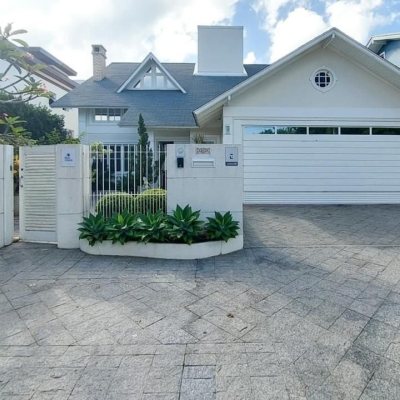 Casa Residencial com 265m², 4 quartos, 2 suítes, 2 garagens, no bairro Campeche em Florianópolis
