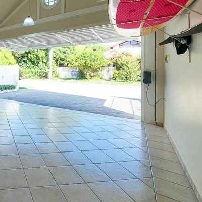 Casa Residencial com 265m², 4 quartos, 2 suítes, 2 garagens, no bairro Campeche em Florianópolis