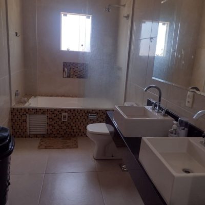 Casa Residencial com 140m², 5 quartos, 5 suítes, 3 garagens, no bairro São João Do Rio Vermelho em Florianópolis