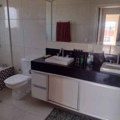 Casa Residencial com 140m², 5 quartos, 5 suítes, 3 garagens, no bairro São João Do Rio Vermelho em Florianópolis