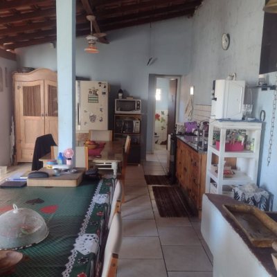 Casa Residencial com 140m², 5 quartos, 5 suítes, 3 garagens, no bairro São João Do Rio Vermelho em Florianópolis