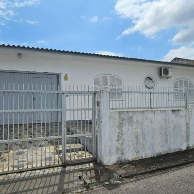 Casa Residencial com 200m², 4 quartos (sendo 10 suítes), 3 garagens, no bairro Capoeiras em Florianópolis