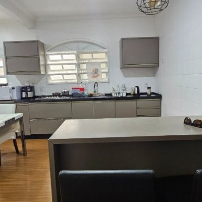 Casa Residencial com 200m², 4 quartos (sendo 10 suítes), 3 garagens, no bairro Capoeiras em Florianópolis