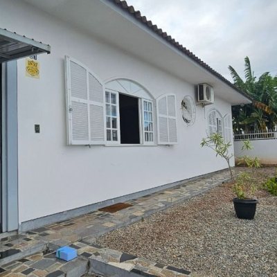 Casa Residencial com 200m², 4 quartos (sendo 10 suítes), 3 garagens, no bairro Capoeiras em Florianópolis