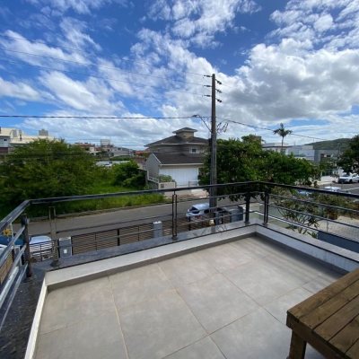 Casa Residencial com 164m², 3 quartos, 2 suítes, 2 garagens, no bairro Ingleses do Rio Vermelho em Florianópolis