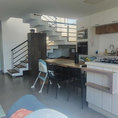 Casa Residencial com 164m², 3 quartos, 2 suítes, 2 garagens, no bairro Ingleses do Rio Vermelho em Florianópolis