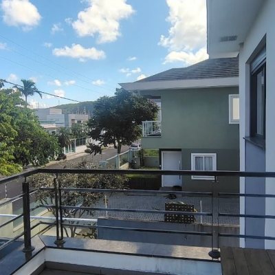 Casa Residencial com 164m², 3 quartos, 2 suítes, 2 garagens, no bairro Ingleses do Rio Vermelho em Florianópolis