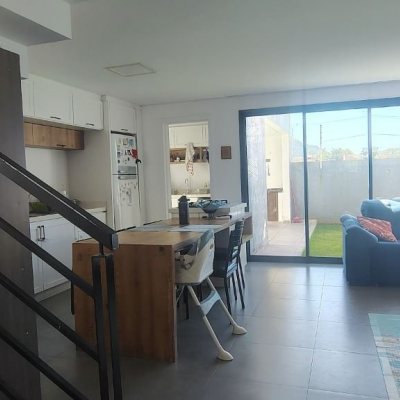 Casa Residencial com 164m², 3 quartos, 2 suítes, 2 garagens, no bairro Ingleses do Rio Vermelho em Florianópolis