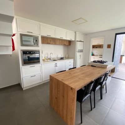 Casa Residencial com 164m², 3 quartos, 2 suítes, 2 garagens, no bairro Ingleses do Rio Vermelho em Florianópolis