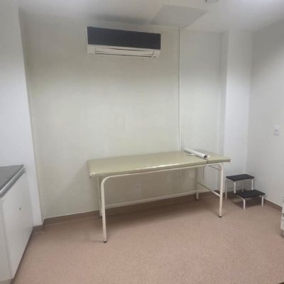 Loja com 680m², 9 garagens, no bairro Estreito em Florianópolis