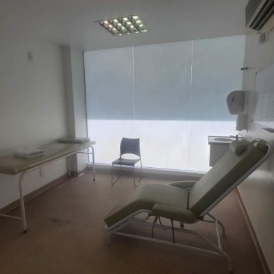 Loja com 680m², 9 garagens, no bairro Estreito em Florianópolis