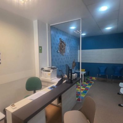 Loja com 680m², 9 garagens, no bairro Estreito em Florianópolis