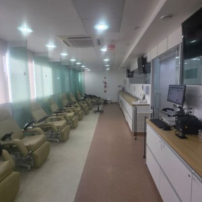 Loja com 680m², 9 garagens, no bairro Estreito em Florianópolis