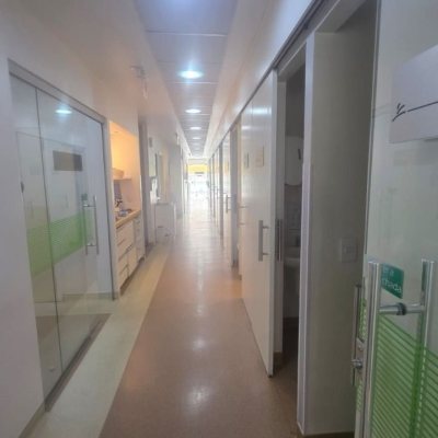 Loja com 680m², 9 garagens, no bairro Estreito em Florianópolis