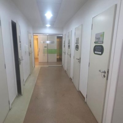 Loja com 680m², 9 garagens, no bairro Estreito em Florianópolis