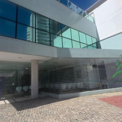 Loja com 680m², 9 garagens, no bairro Estreito em Florianópolis