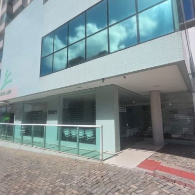 Loja com 680m², 9 garagens, no bairro Estreito em Florianópolis