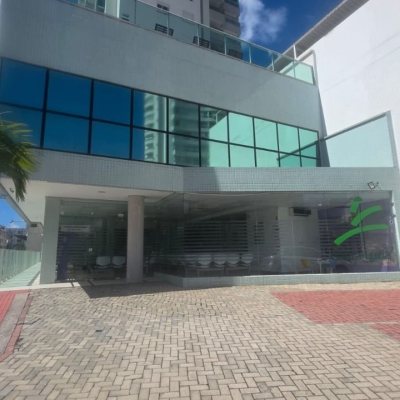 Loja com 680m², 9 garagens, no bairro Estreito em Florianópolis