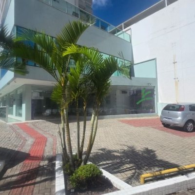 Loja com 680m², 9 garagens, no bairro Estreito em Florianópolis