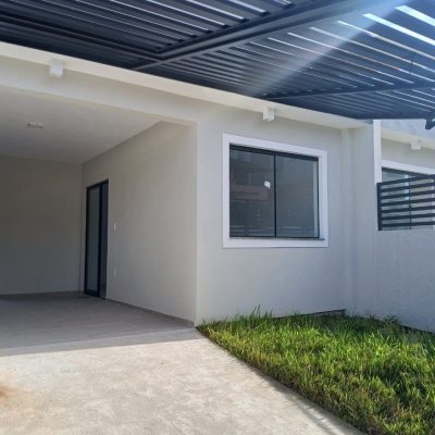 Casa Residencial com 68m², 2 quartos, 1 suíte, 2 garagens, no bairro Serraria em São José