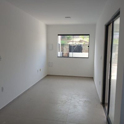 Casa Residencial com 68m², 2 quartos, 1 suíte, 2 garagens, no bairro Serraria em São José
