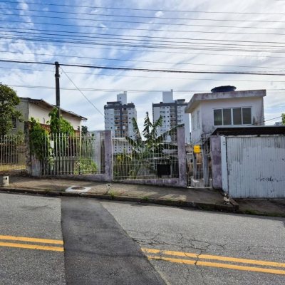 Casa Residencial com 192m², 4 quartos, 1 suíte, 1 garagem, no bairro Canto em Florianópolis