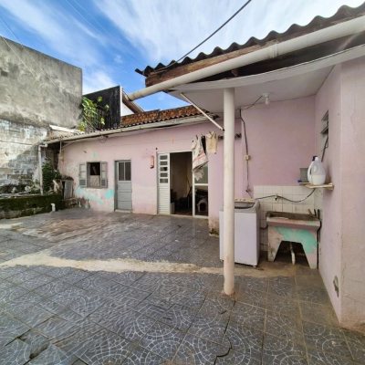 Casa Residencial com 192m², 4 quartos, 1 suíte, 1 garagem, no bairro Canto em Florianópolis