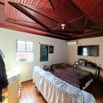 Casa Residencial com 192m², 4 quartos, 1 suíte, 1 garagem, no bairro Canto em Florianópolis