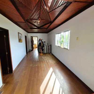 Casa Residencial com 192m², 4 quartos, 1 suíte, 1 garagem, no bairro Canto em Florianópolis