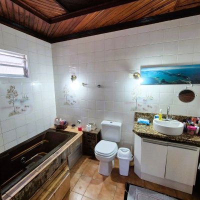 Casa Residencial com 192m², 4 quartos, 1 suíte, 1 garagem, no bairro Canto em Florianópolis